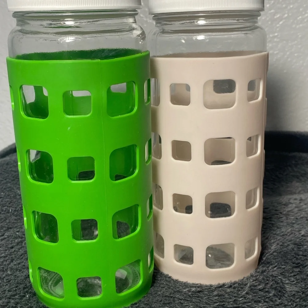 Glass Water Bottles with Silicone Sleeves - Green and Cream - Picture 1 of 8